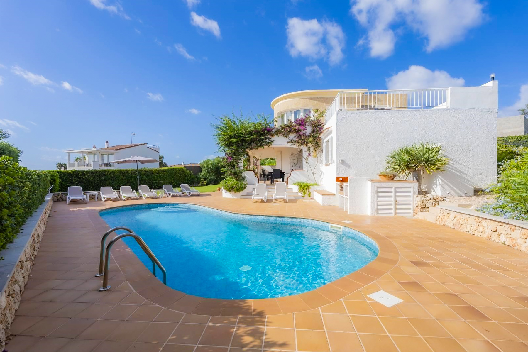 Disfrute de las vistas al mar desde su terraza privada o tome el sol junto a la piscina climatizada en esta magnífica villa moderna.