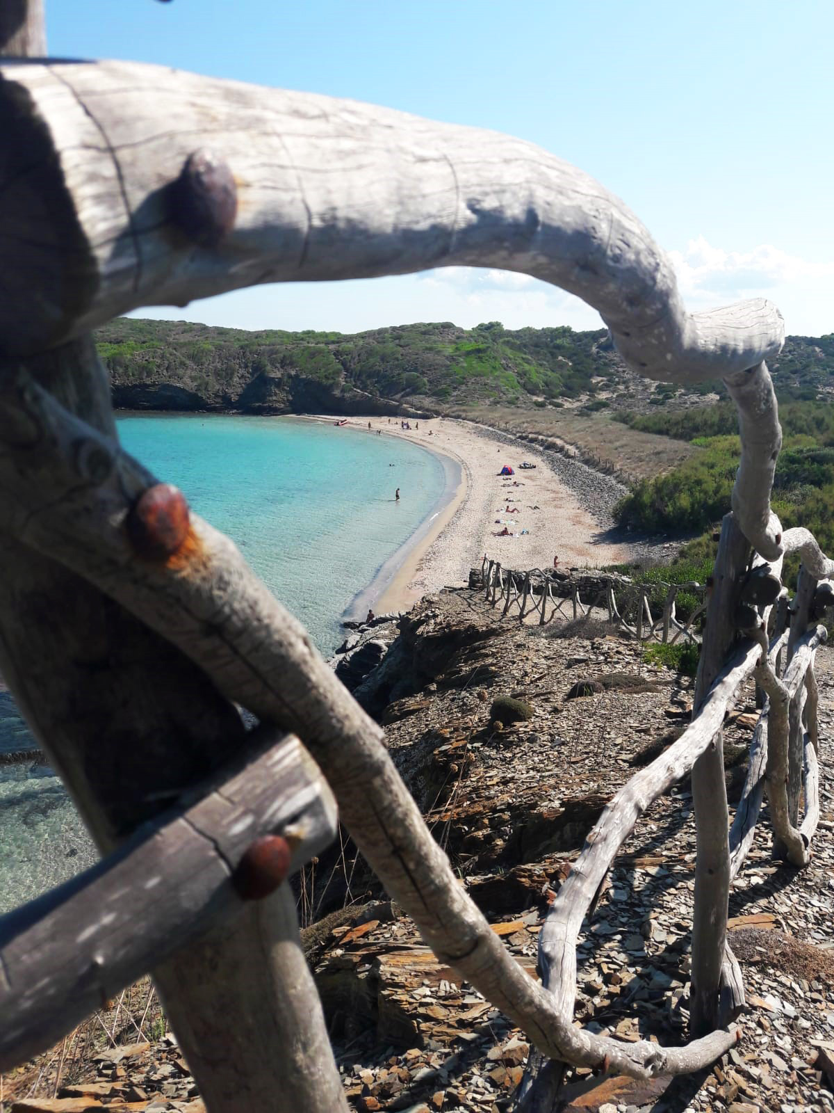 Vistas desde el paseo costero en el abrigo sur de Menorca
