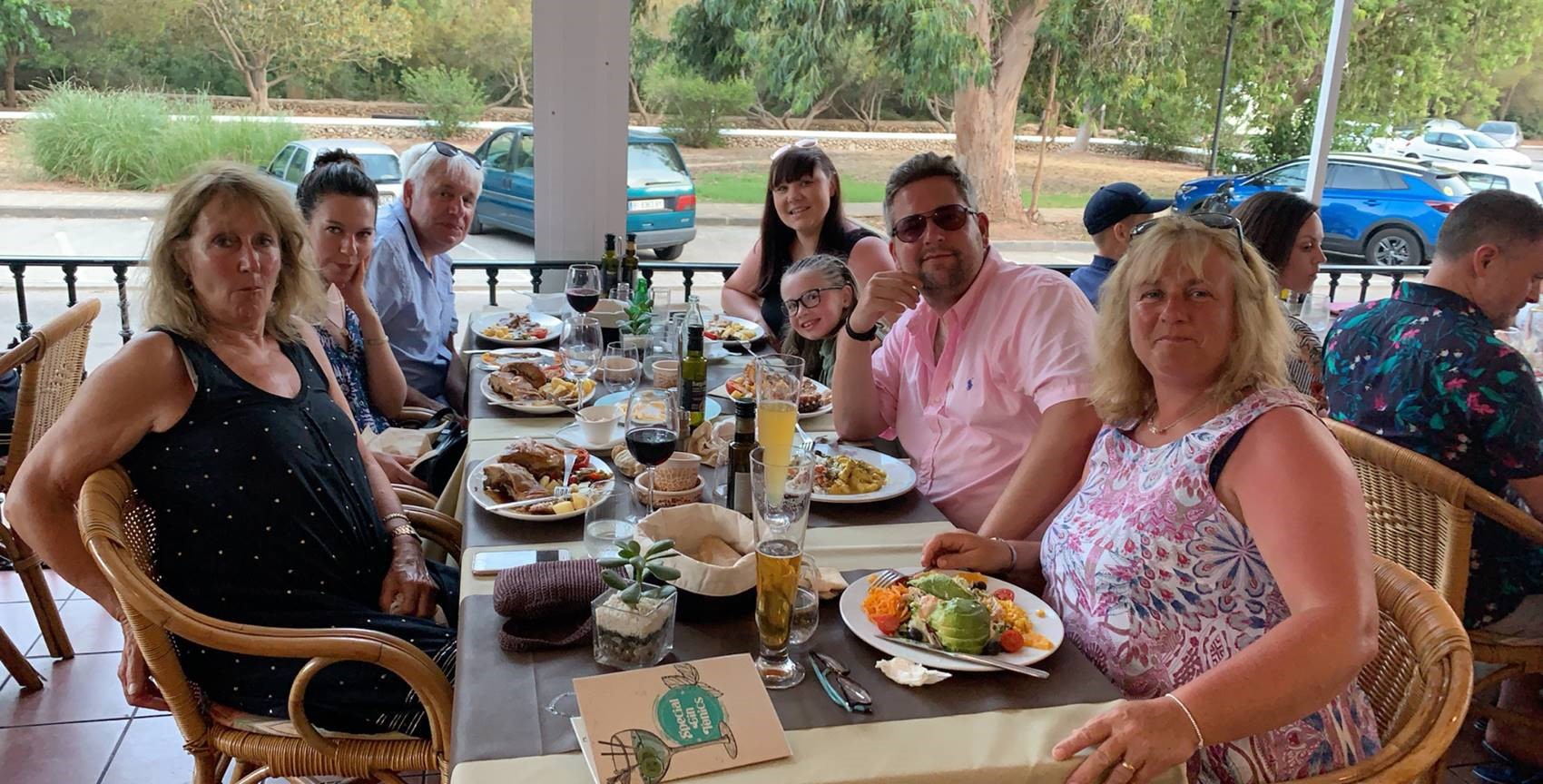 Jonny y su familia disfrutando de una comida en Menorca