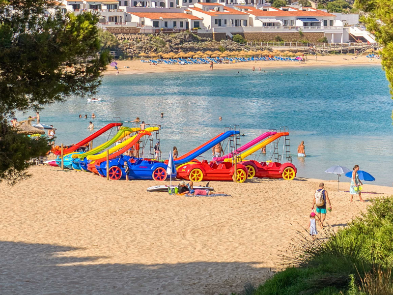 Lo mejor que hacer en Menorca en 2026: Barcas a pedales en la playa del Arenal