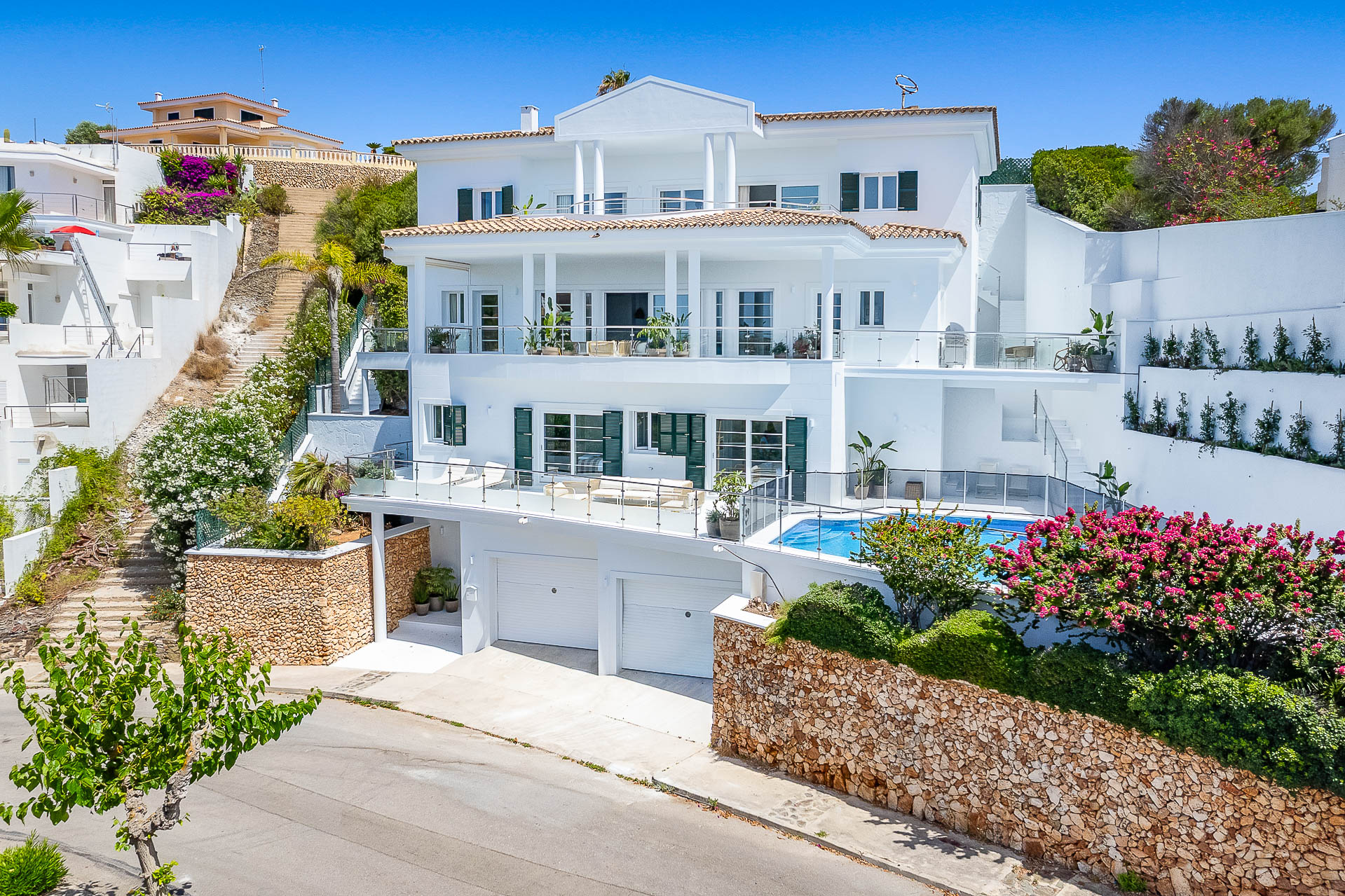Disfrute de las vistas al mar desde su piscina privada en esta preciosa villa junto al puerto, situada en la codiciada zona residencial de Cala Llonga, cerca de Mahón.