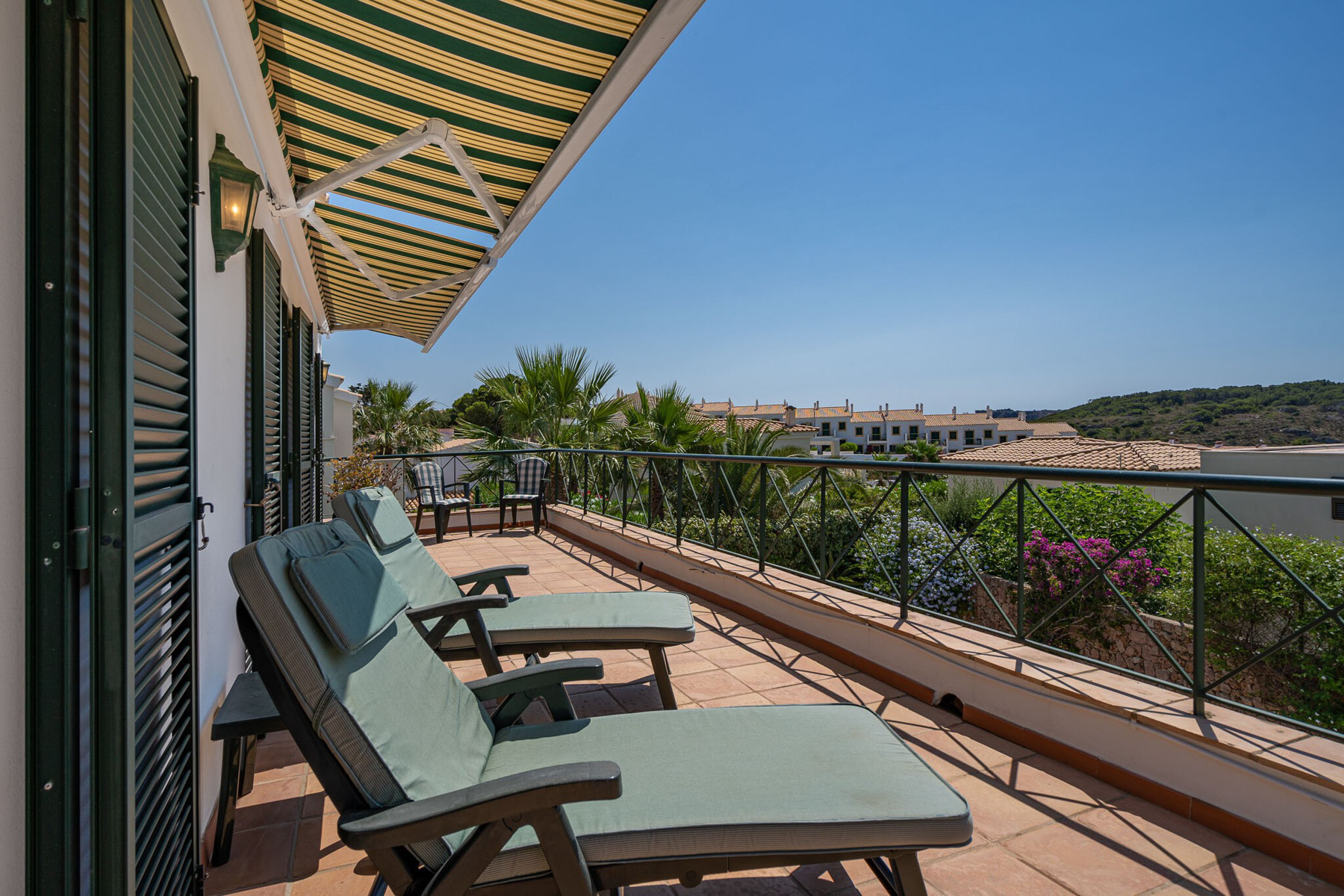 Con impresionantes vistas al puerto, una piscina privada climatizada y un encantador jardín donde relajarse, esta villa es el punto de partida perfecto para explorar el norte de Menorca.
