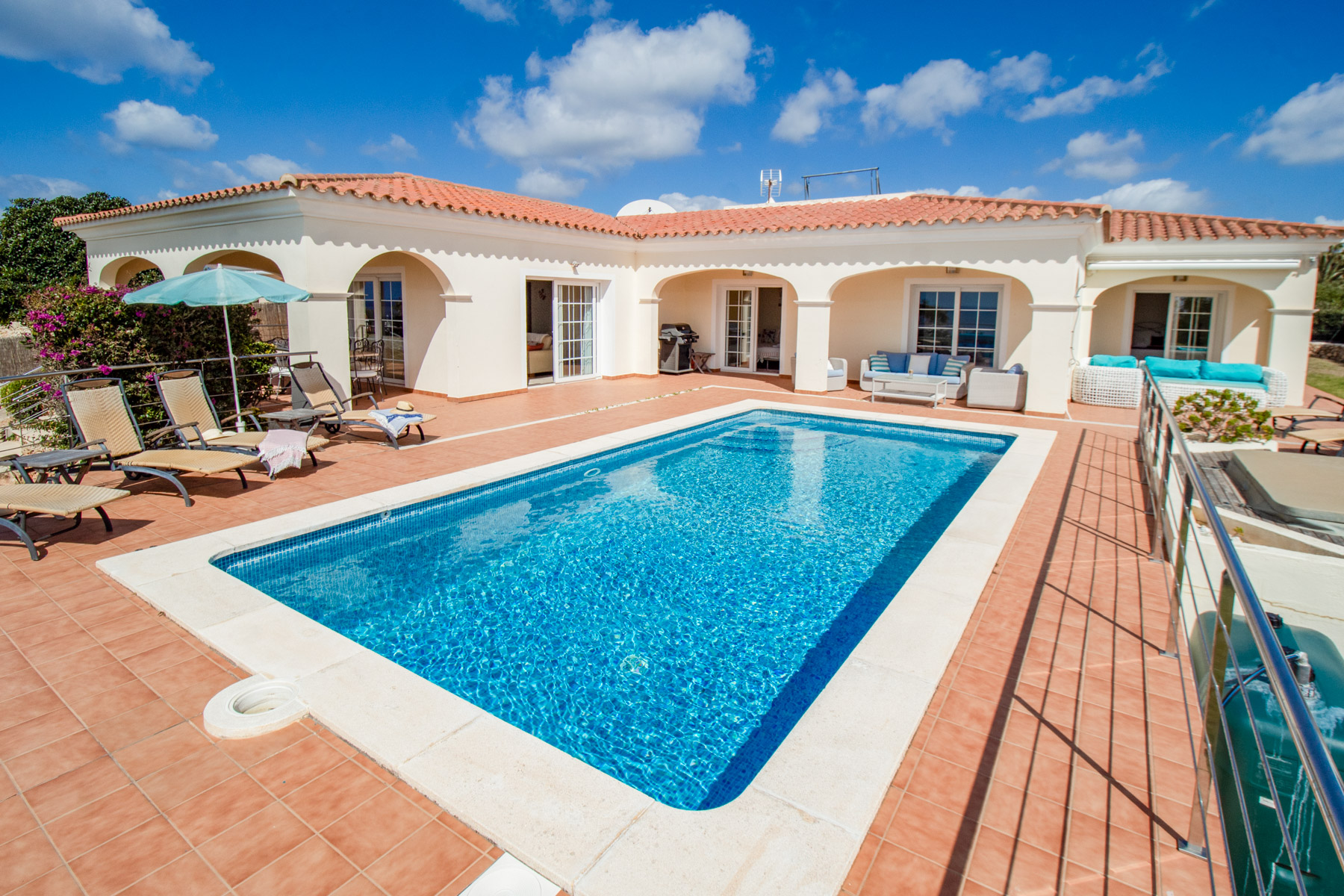 Disfrute de las vistas panorámicas al mar desde la terraza de la azotea, juegue una partida de ping-pong o relájese junto a la piscina climatizada en esta encantadora villa familiar en Menorca.