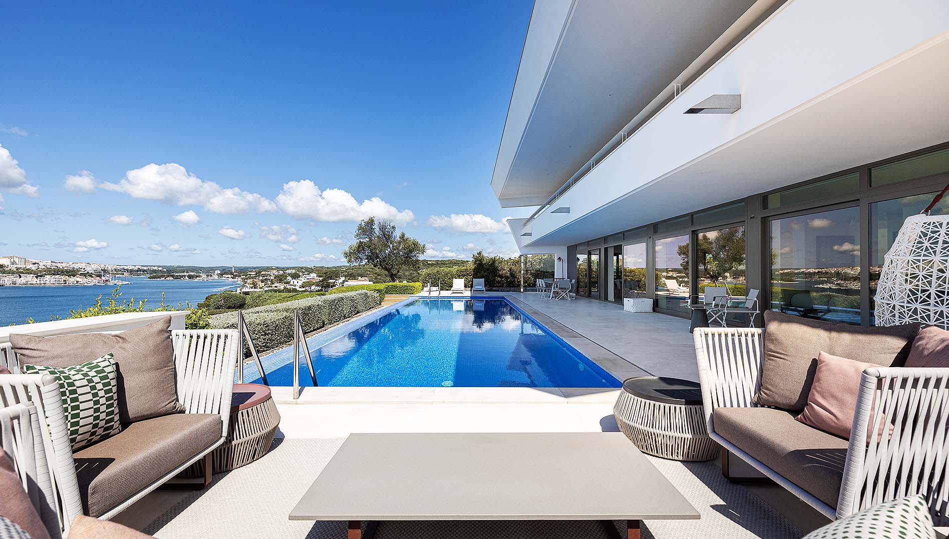 Moderna villa costera en alquiler en San Antoni en el puerto de Mahón