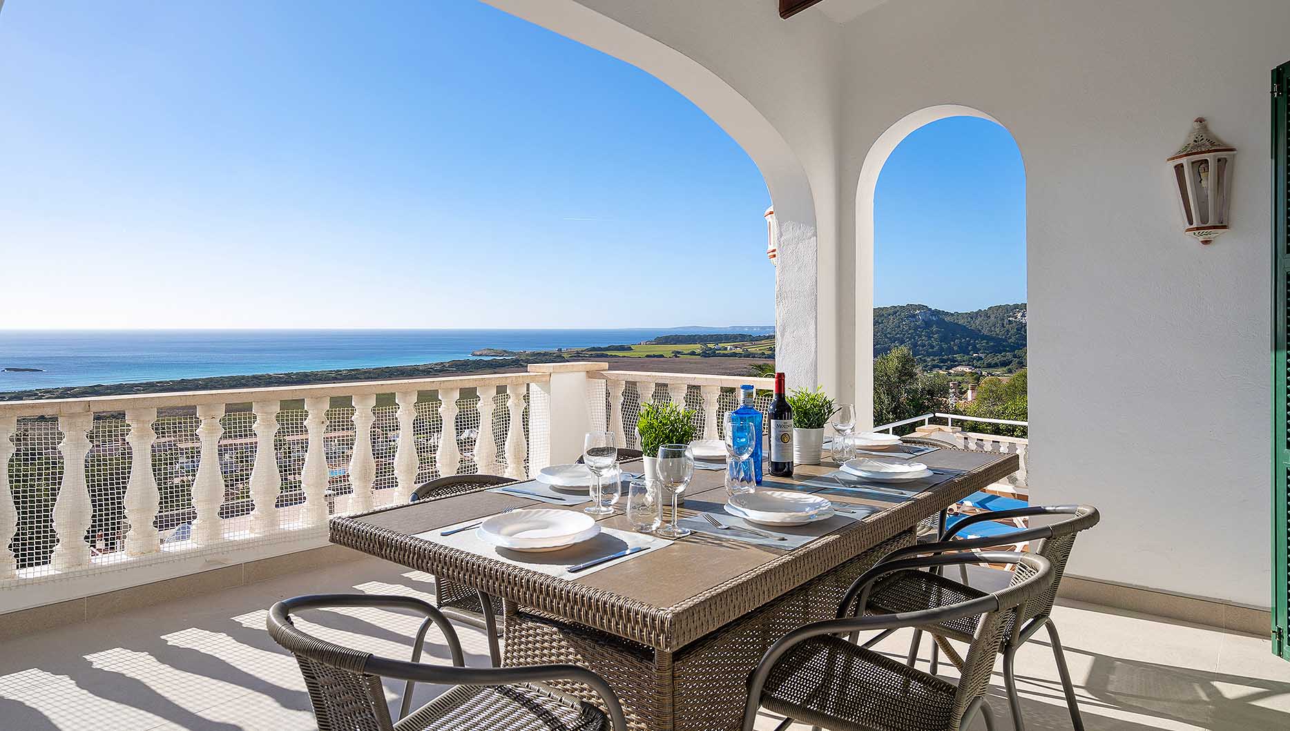 Villa familiar en San Jaime con vistas al mar y piscina privada.
