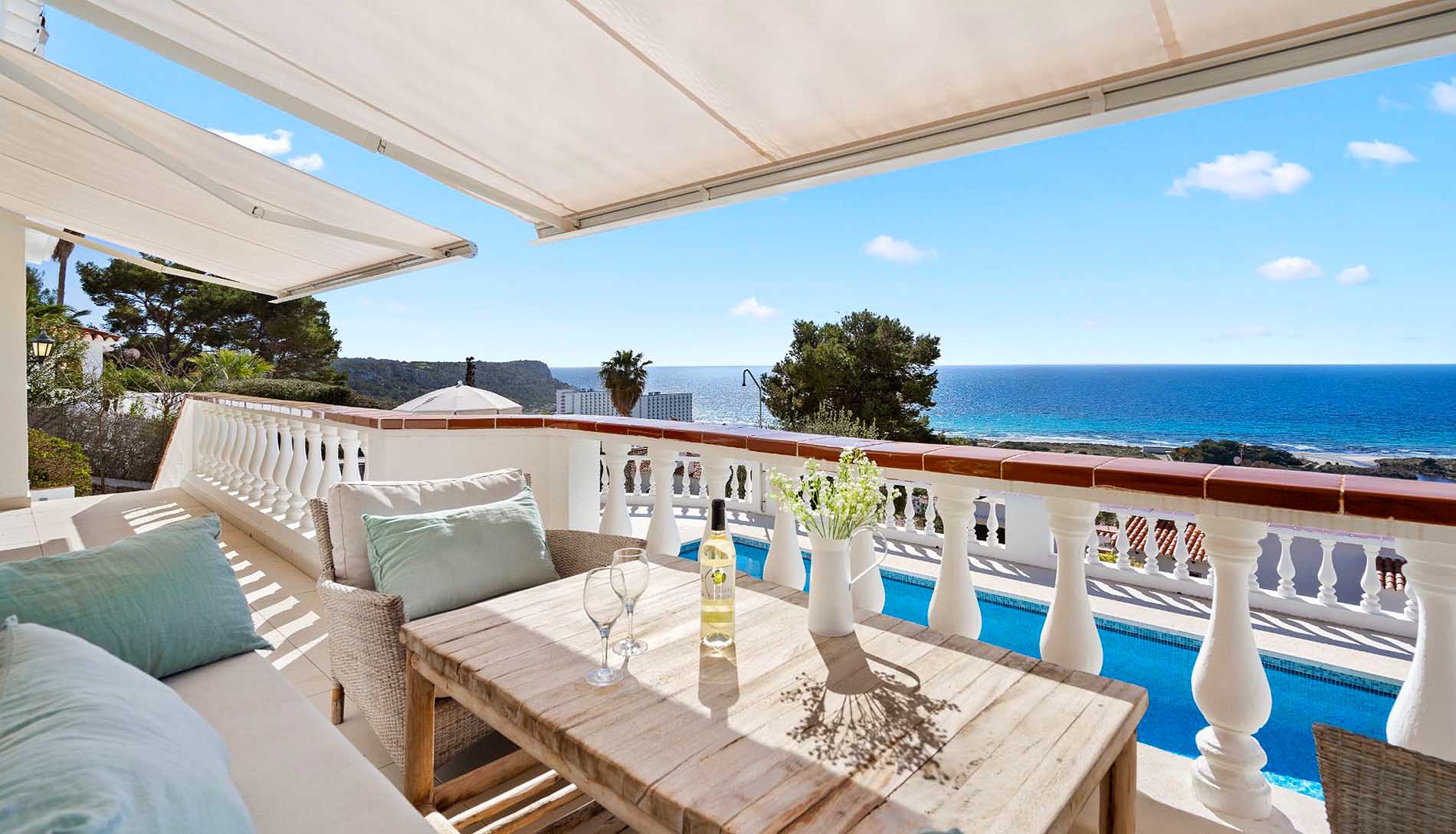 Villa costera con fantásticas vistas al mar en Son Bou.