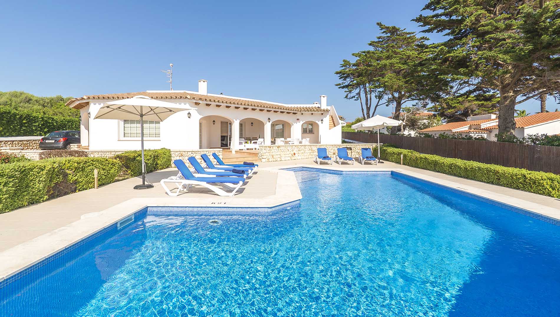 Villas con piscina en Punta Prima