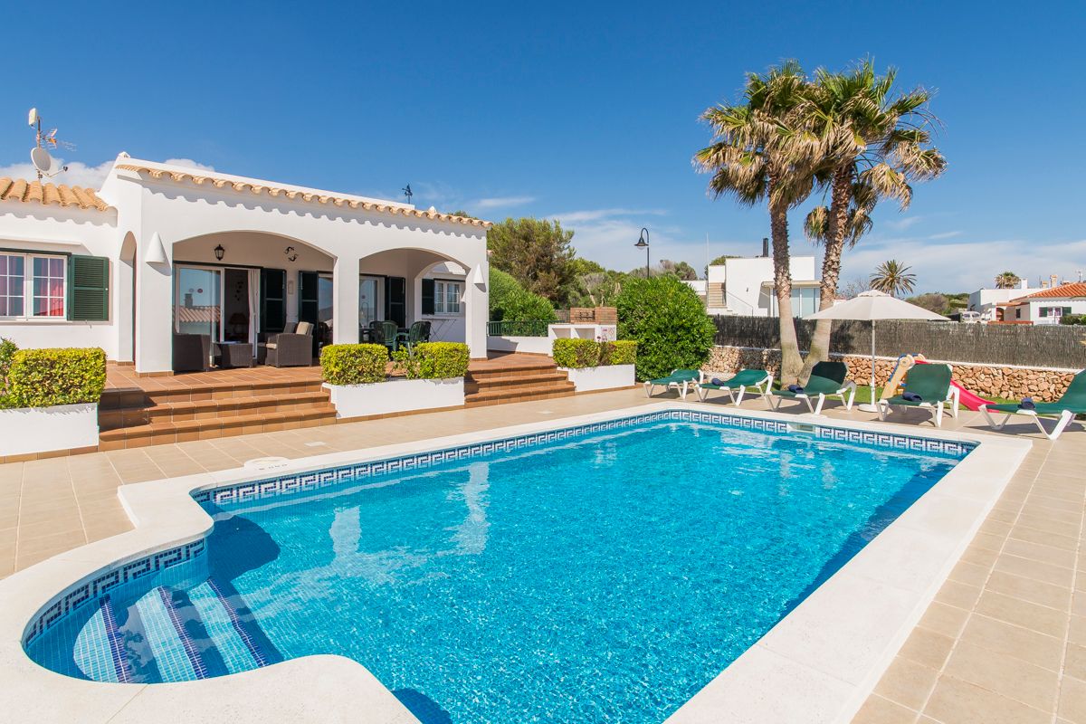 Descubra el encanto atemporal de Can Bequer, una villa excepcional en Binibeca con impresionantes espacios al aire libre y decoración tradicional.