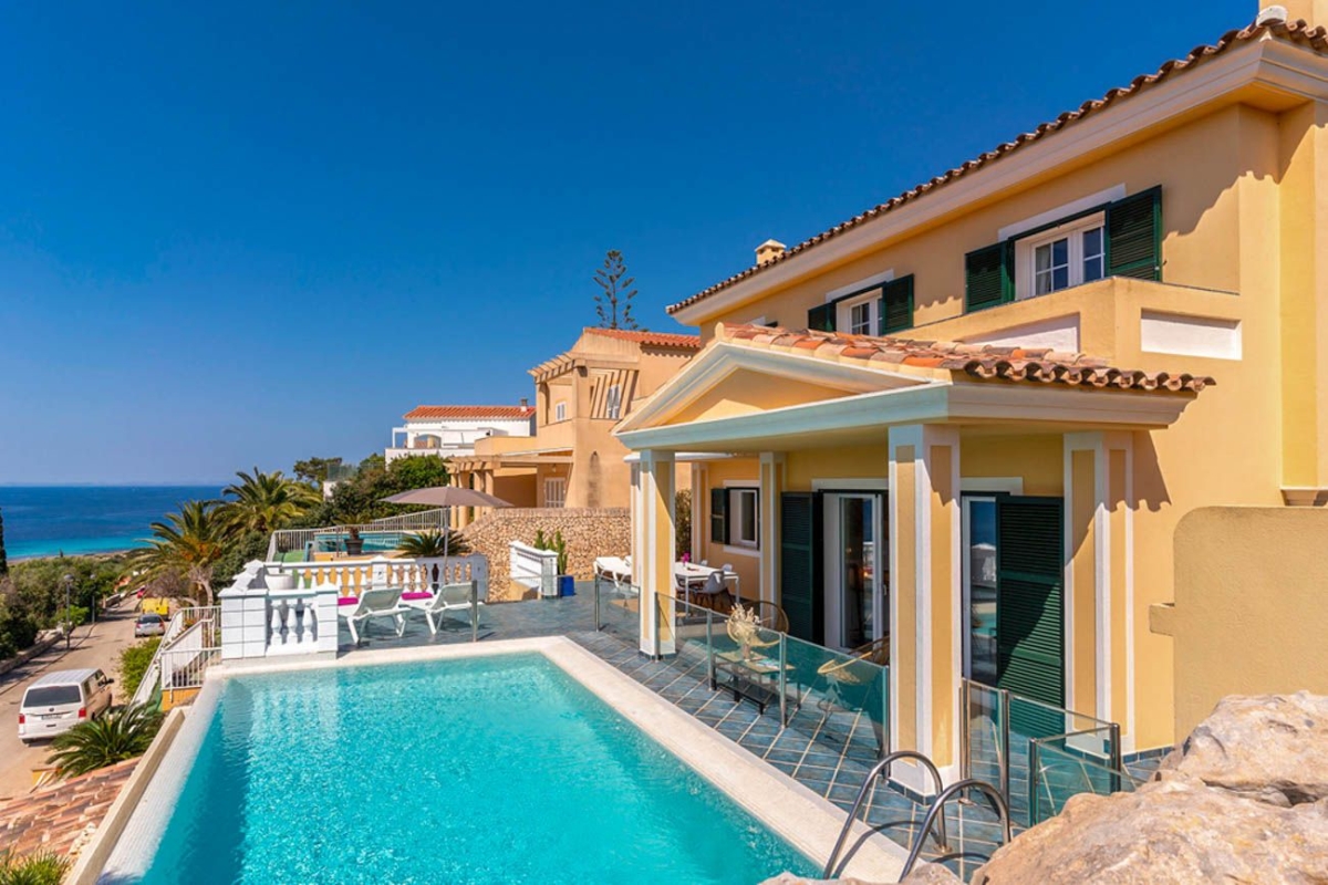 Descubre Casa Migjorn, una villa impresionante con vistas espectaculares al océano, interiores elegantes y una hermosa piscina infinita.