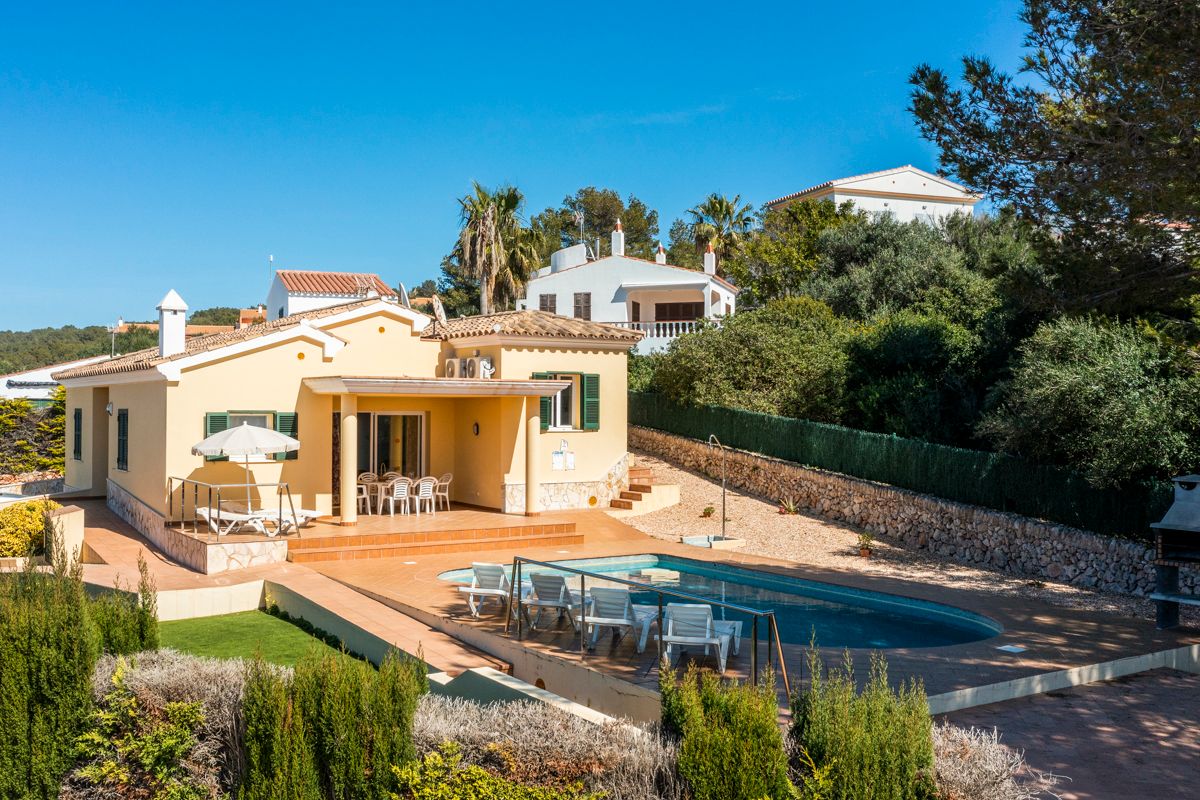 Casa Giebell, ubicada en Son Bou, es una villa acogedora y relajante, perfecta para familias que buscan desconectar y disfrutar de tiempo de calidad juntos.