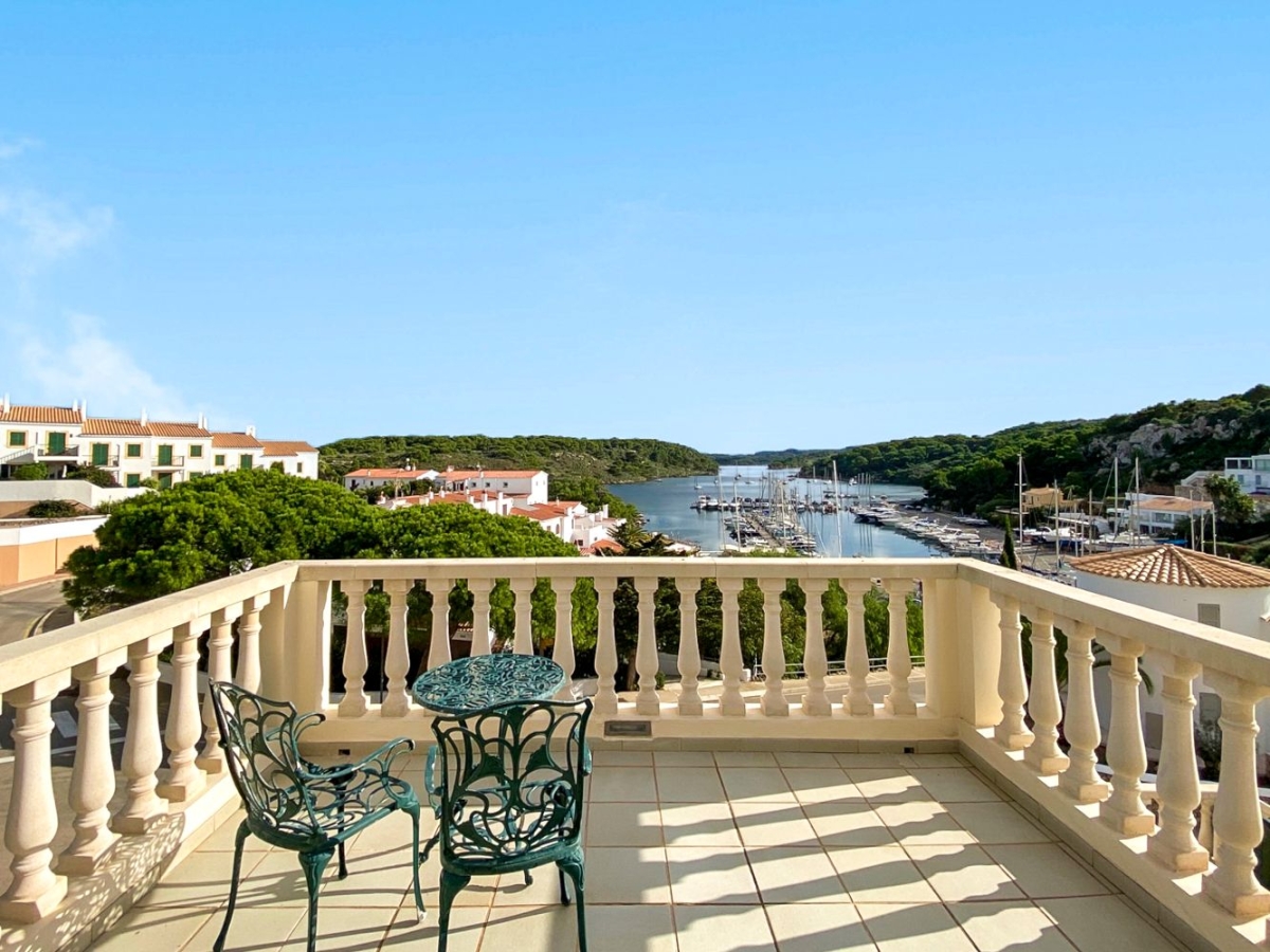Con una piscina privada orientada al sur que recibe sol durante todo el día, preciosas vistas al puerto deportivo y al estuario, y tiendas y restaurantes a tan solo 2 minutos a pie, esta villa es un lugar de ensueño para su estancia en Menorca.