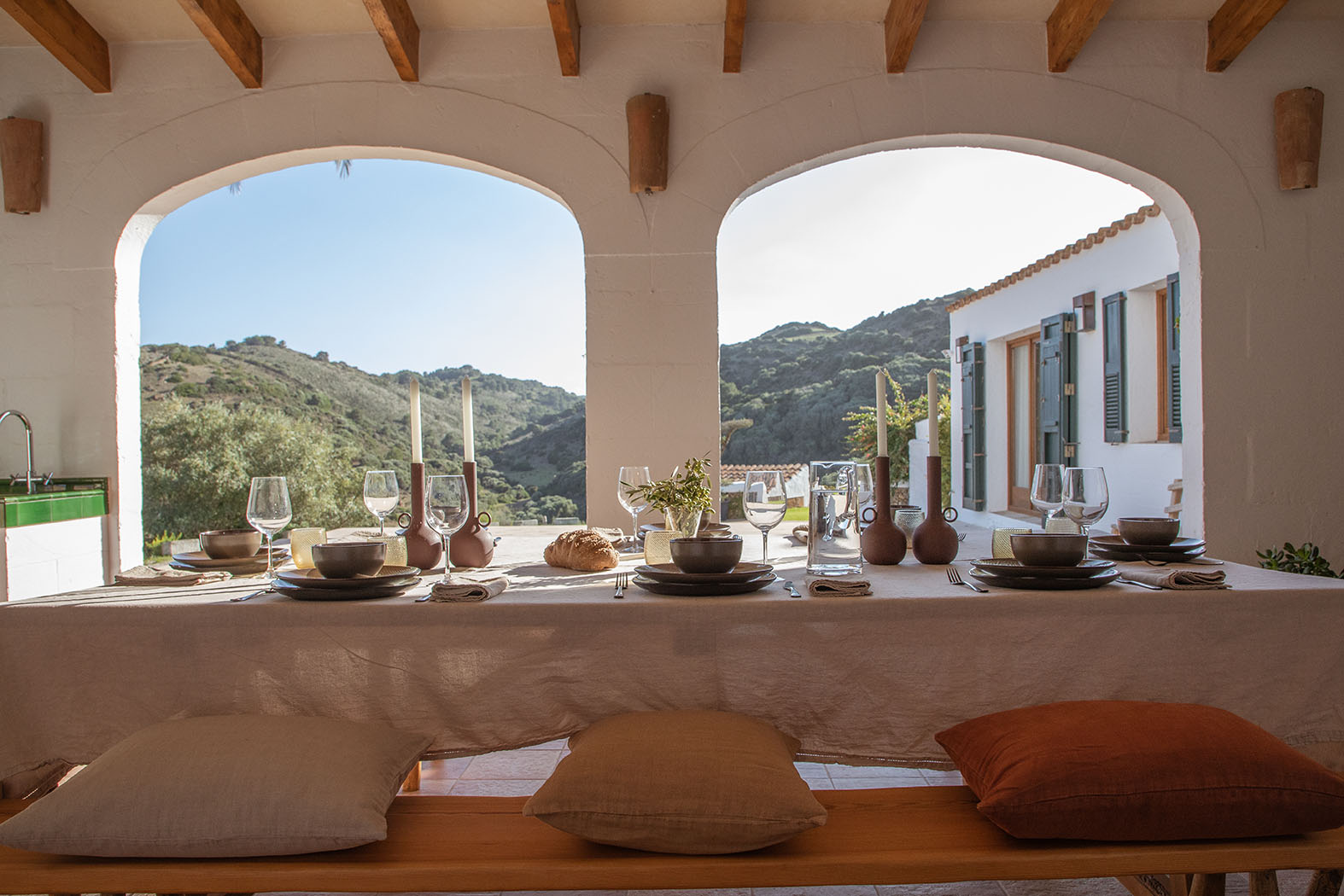 Descubra un oasis de lujo y relajación en la rústica zona norte de Menorca en esta elegante y apartada casa de campo.